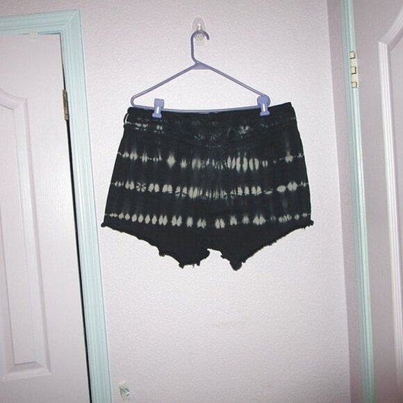 TORRID Tie-Dye DENIM Size 22 Midi SHORTS High Rise STRETCH Black FRINGE Jean - Picture 7 of 11